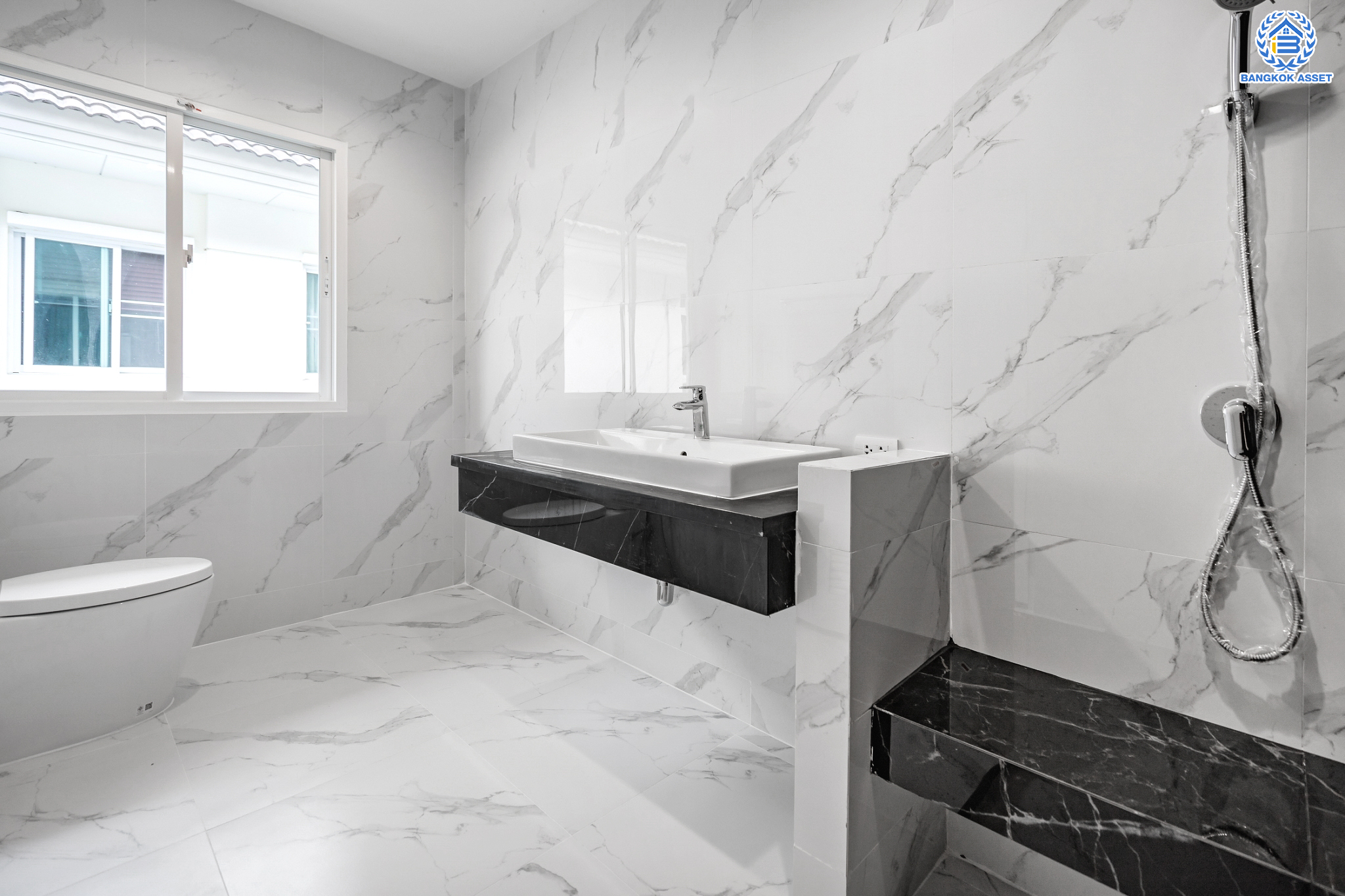 บ้านมือสองตกแต่งใหม่ แบรนด์สุดหรูจาก SC ASSET ม.บางกอกบูเลอวาร์ด สาทร-ปิ่นเกล้า ถนนเมน เนื้อที่ 72.7 ตร.ว. กว้างขวางบนพื้นที่ใช้สอยกว่า 311 ตร.ม. ฟังก์ชันจัดเต็ม 4 ห้องนอน 4 ห้องน้ำ (ห้องนอนทุกห้องมีห้องน้ำในตัว) จอดรถได้ 3 คัน บนทำเลใจกลางราชพฤกษ์ ใกล้ทางด่วน "ศรีรัช" พร้อมเชื่อมสู่สาทร-ปิ่นเกล้า ได้อย่างรวดเร็ว